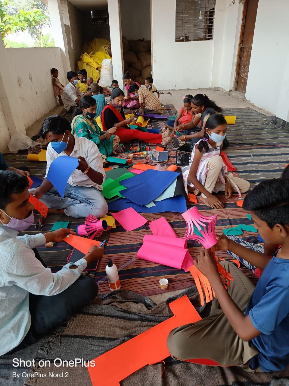विद्यार्थ्यांचा हस्तकला उपक्रम